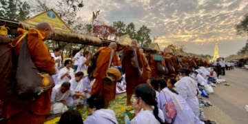 สาธุบุญ!จาริกธรรมยาตราขบวนสงฆ์กว่า-500-รูปธุดงค์จากสกลนครถึงวัดพระธาตุพนม