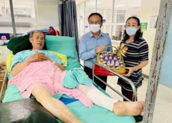 ยังนอน-รพจนถึงวันนี้!หนุ่มแพร่ขนเหล้าเถื่อนโดน-จนท.สรรพมิต-ขับปิกอัพไล่จับ-เฉี่ยวชน-ขาหัก/สะโพกหลุด