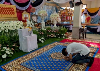หลวงพ่อให้โชค-ชาวบ้านสักการะร่างเจ้าอาวาส-อายุ-55-ปี-นั่งมรณภาพในรถ