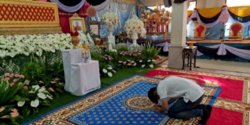 หลวงพ่อให้โชค-ชาวบ้านสักการะร่างเจ้าอาวาส-อายุ-55-ปี-นั่งมรณภาพในรถ