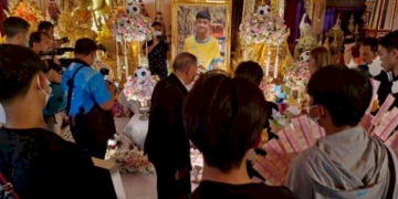 พ่อแม่นำอัฐิ“น้องดอม”กลับถึงบ้านแล้ว-พาดูห้องที่เคยนอนก่อนทำพิธีบำเพ็ญกุศล-ลอยอังคาร