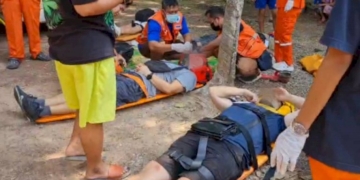 รถตู้นักท่องเที่ยวรัสเซียเสียหลักตกข้างทางใน-จ.ระยอง-ทำขาหัก-1-เจ็บเล็กน้อย-6-ราย