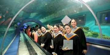 องคมนตรีเป็นผู้แทนพระองค์ในการมอบปริญญาบัตรแก่ผู้สำเร็จการศึกษาจากมหาวิทยาลัยบูรพา