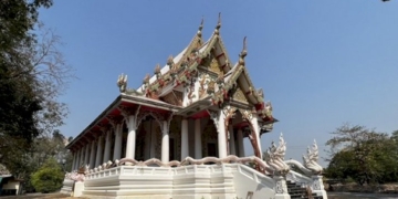 วิจิตรตระการตา-!-อุโบสถ-วัดหมื่นเกลา-บอกเล่าประวัติพระสัมมาสัมพุทธเจ้า-พร้อมรูปปั้นนูนต่ำวีระชนค่ายบางระจัน