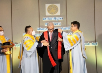 มหาวิทยาลัยบูรพา-มอบปริญญาเอกกิตติมศักดิ์ด้านรัฐศาสตร์เลขาธิการสภากาชาดไทย