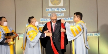 มหาวิทยาลัยบูรพา-มอบปริญญาเอกกิตติมศักดิ์ด้านรัฐศาสตร์เลขาธิการสภากาชาดไทย