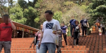 งามไส้!นทท.ต่างชาติถือกระป๋องเบียร์ยกซดเดินชิลเที่ยววัดพระธาตุดอยสุเทพฯ