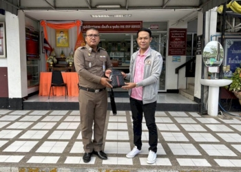 ชื่นชม!-หนุ่มเก็บกระเป๋าชาวต่างชาติขณะแวะปั๊มบุรีรัมย์-มีเงินสด-ล็อตเตอรี่-บัตรเครดิตและเอกสารสำคัญ-โร่แจ้ง-ตร.ส่งคืนเจ้าของ