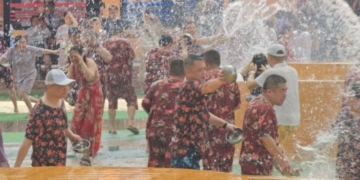 จัดก่อนใครเล่นน้ำสงกรานต์กับช้าง-สวนนงนุชพัทยา-ต้อนรับนักท่องเที่ยวจีนเกือบพันคน