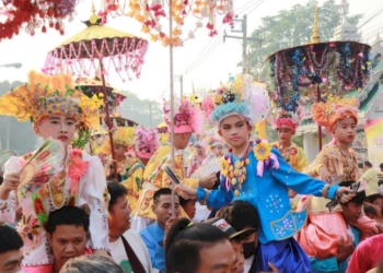 ไทย-เทศร่วมบุญคึกคัก!-ชาวไทใหญ่แม่ฮ่องสอนแต่งขบวนแห่โคหลู่ปอยส่างลอง-สะท้อนวิถีถิ่นสุดงดงาม