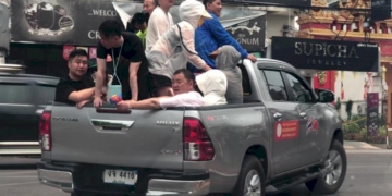 คาราวาน-นทท.จีน-ถึงเชียงใหม่แล้วขึ้นท้ายกระบะรถยนต์ตระเวนรอบคูเเมืองเล่นสาดน้ำสงกรานต์ชื่นมื่น