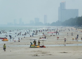สงกรานต์หาดชะอำจัดขบวนแห่รถบุปผชาติ-นทท.ให้ความสนใจคึกคัก