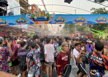 ชาวโคราช-นทท.แห่เล่นสงกรานต์อุโมงค์น้ำหน้าย่าโมเนืองแน่น-สนุกสุดเหวี่ยงชุ่มฉ่ำกันถ้วนหน้า