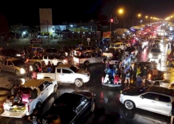 วัยรุ่นหนุ่มสาวนับหมื่นแห่เล่นสงกรานต์พิจิตร-ยึดถนนสาดน้ำกันถึงเที่ยงคืนทำเอารถติดหนึบ