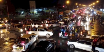 วัยรุ่นหนุ่มสาวนับหมื่นแห่เล่นสงกรานต์พิจิตร-ยึดถนนสาดน้ำกันถึงเที่ยงคืนทำเอารถติดหนึบ