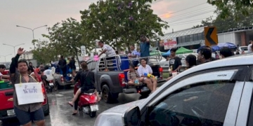 ไหลบางแสนคึกคักรถเล่นน้ำแน่นถนนข้าวหลามขณะพื้นที่ชายหาดนักท่องเที่ยวเดินสาดน้ำสนุก