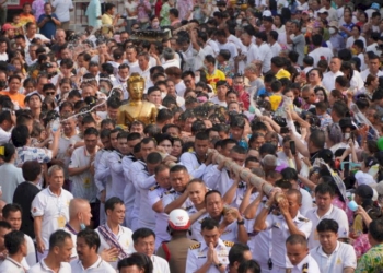 ชาวหนองคายแห่-“พระใส”กลับพระอุโบสถปิดงานสงกรานต์66