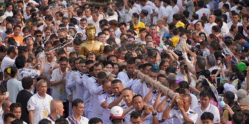 ชาวหนองคายแห่-“พระใส”กลับพระอุโบสถปิดงานสงกรานต์66