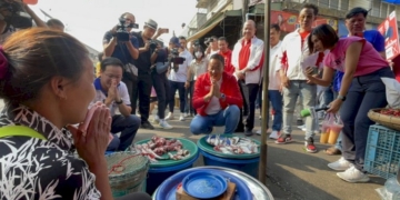 “เศรษฐา”นำทีมเพื่อไทยเดินตลาดเช้าหาเสียงช่วยผู้สมัคร-จ.หนองคาย