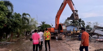 พายุฤดูร้อนพัดถล่มบ้านเรือนประชาชนใน-อพนัสนิคม-จ.ชลบุรี-หลังคาปลิวว่อน-100-หลัง