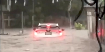 ฝนถล่มเมืองศรีราชาเสียหายหลายจุด-ทั้งน้ำท่วมถนน-รถยนต์-จยย.ถูกน้ำพัด-ต้นไม้หักโค่นทับรถยนต์​ชาวบ้าน