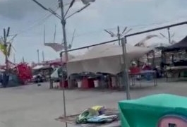 วินาที-ลมหมุนถล่ม-ทำลายเต้นท์แม่ค้าพ่อค้า-ตลาดนัดสมานบินเครือสหพัฒน์พังพินาศ-แม่ค้าพ่อค้าหนีตายวุ่น