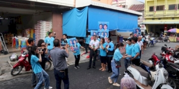 อดีตนายกฯ-อภิสิทธิ์-นำ-สส.แมน-ลุยหาเสียงตลาดสดท่าม่วง-บรรยากาศคึกคัก