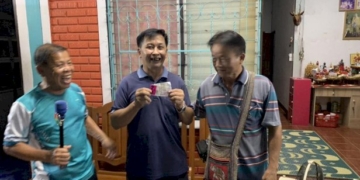สุดเฮง!-พ่อค้าสลากแบกหวยเหลือวันเปิดเทอมกว่า-60-ใบ-สุดท้ายได้โชคถูกรางวัลที่-1-รับ-12-ล้าน