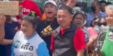 ชาวสัตหีบนับร้อยรวมตัวประท้วงห้ามนำหีบบัตรเลือกตั้งออกจากพื้นที่หลัง-กกต.ตอบไม่เคลียร์ปัญหาบัตรเขย่งเกือบ-5พันใบ